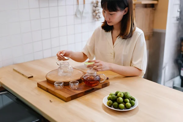 A person preparing garcinia cambogia tea